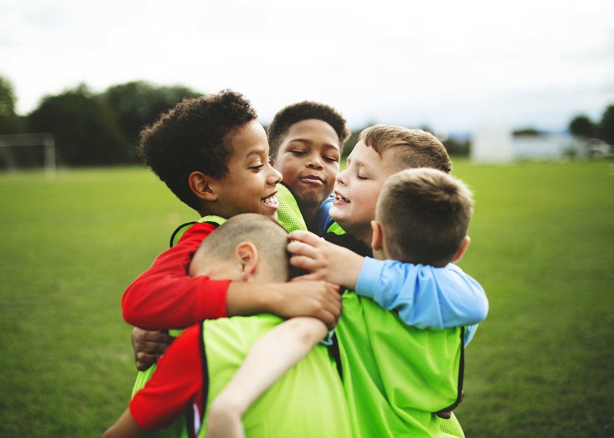 Des enfants qui jouent au football