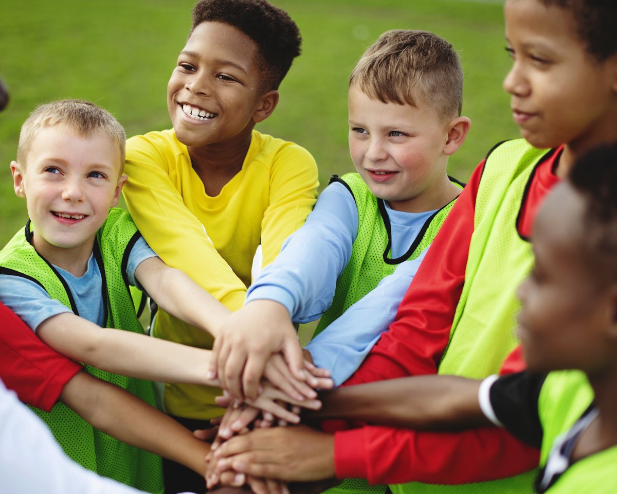 Enfants jouant au football